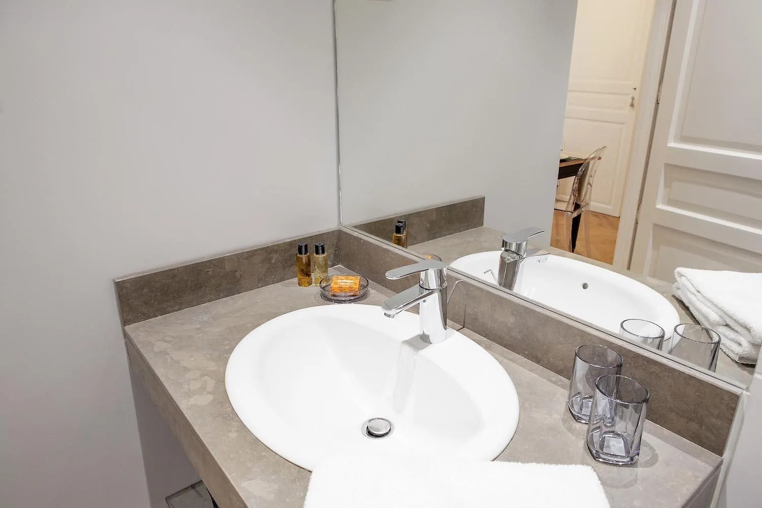 Blanc Manteau Residence Paris Apartment