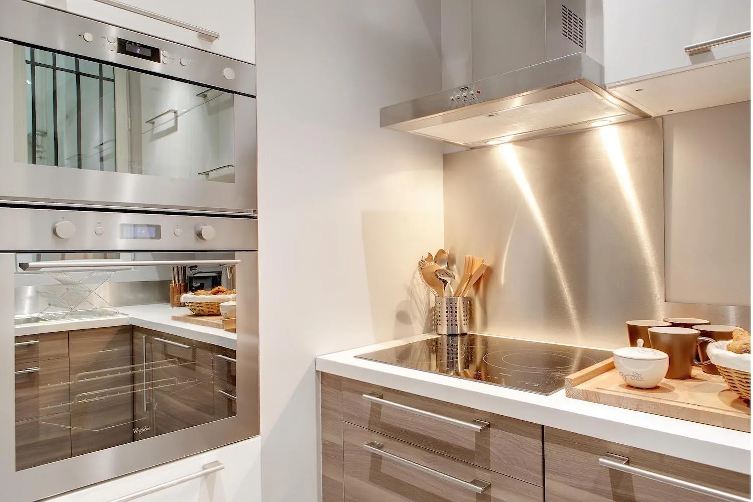 Blanc Manteau Residence Paris