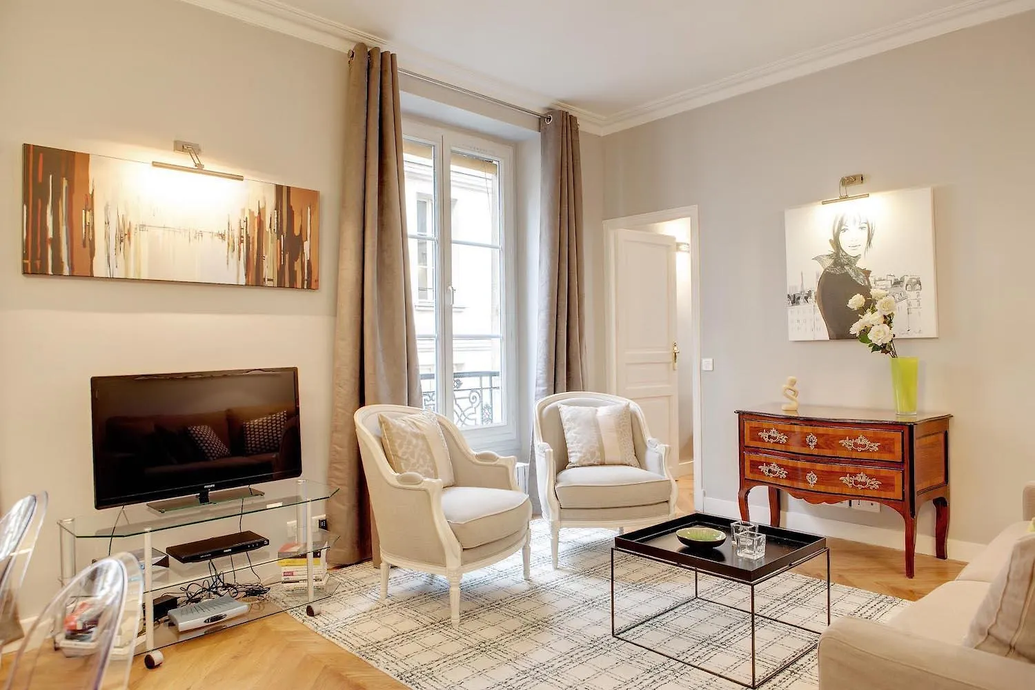 Blanc Manteau Residence Paris