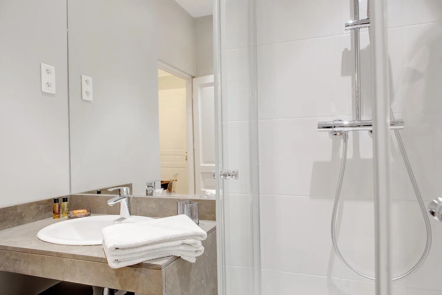 Blanc Manteau Residence Paris