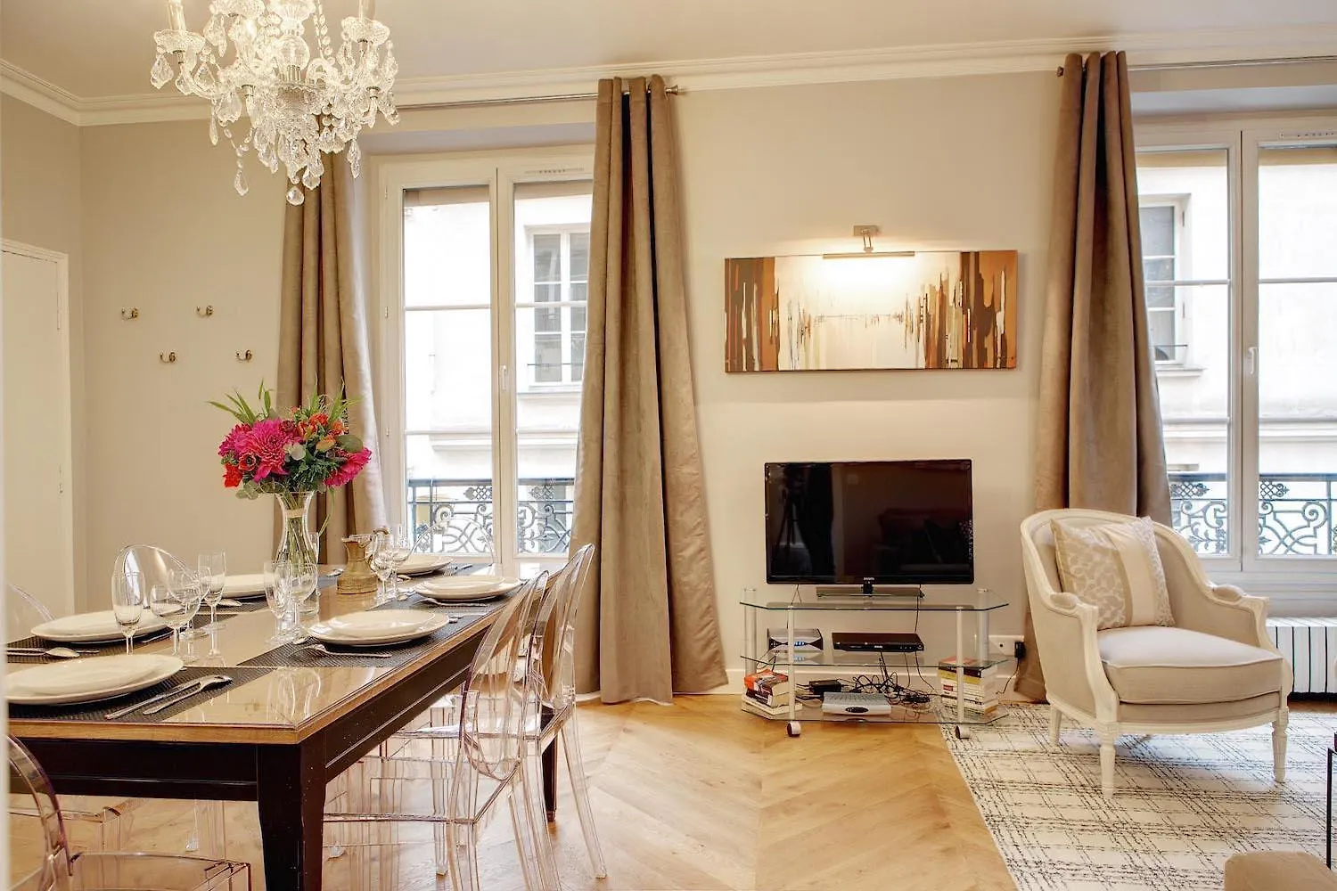 Blanc Manteau Residence Paris